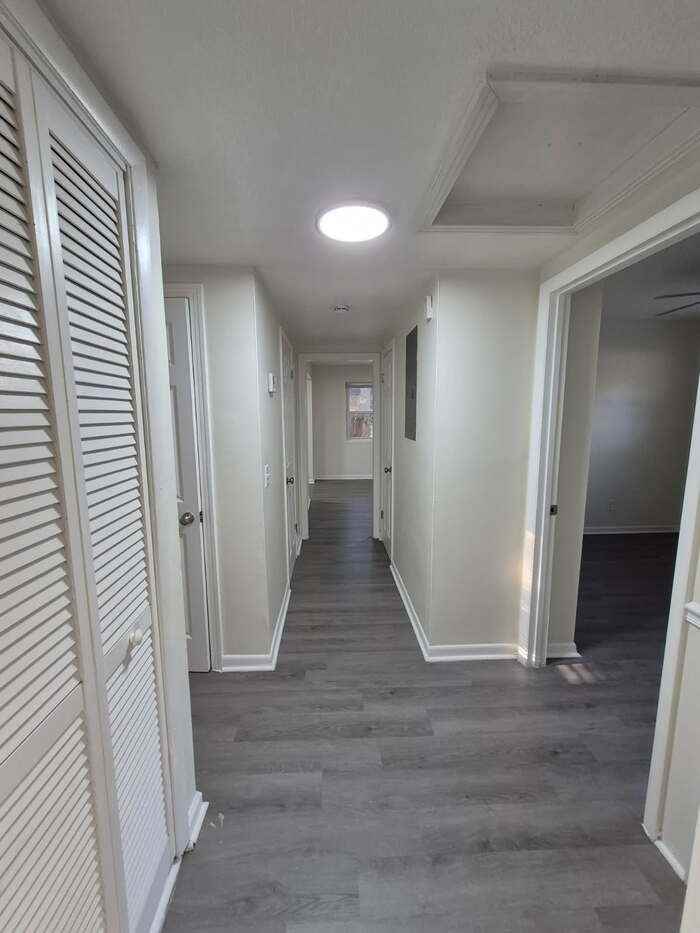 5508 Silverdale Ave - Photo 6 of 13