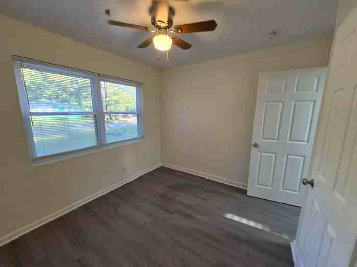 5508 Silverdale Ave - Photo 7 of 13