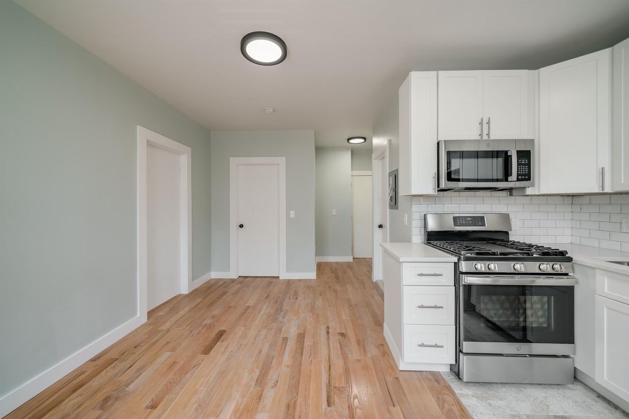 1137-1139 Summit Ave - Photo 3 of 12