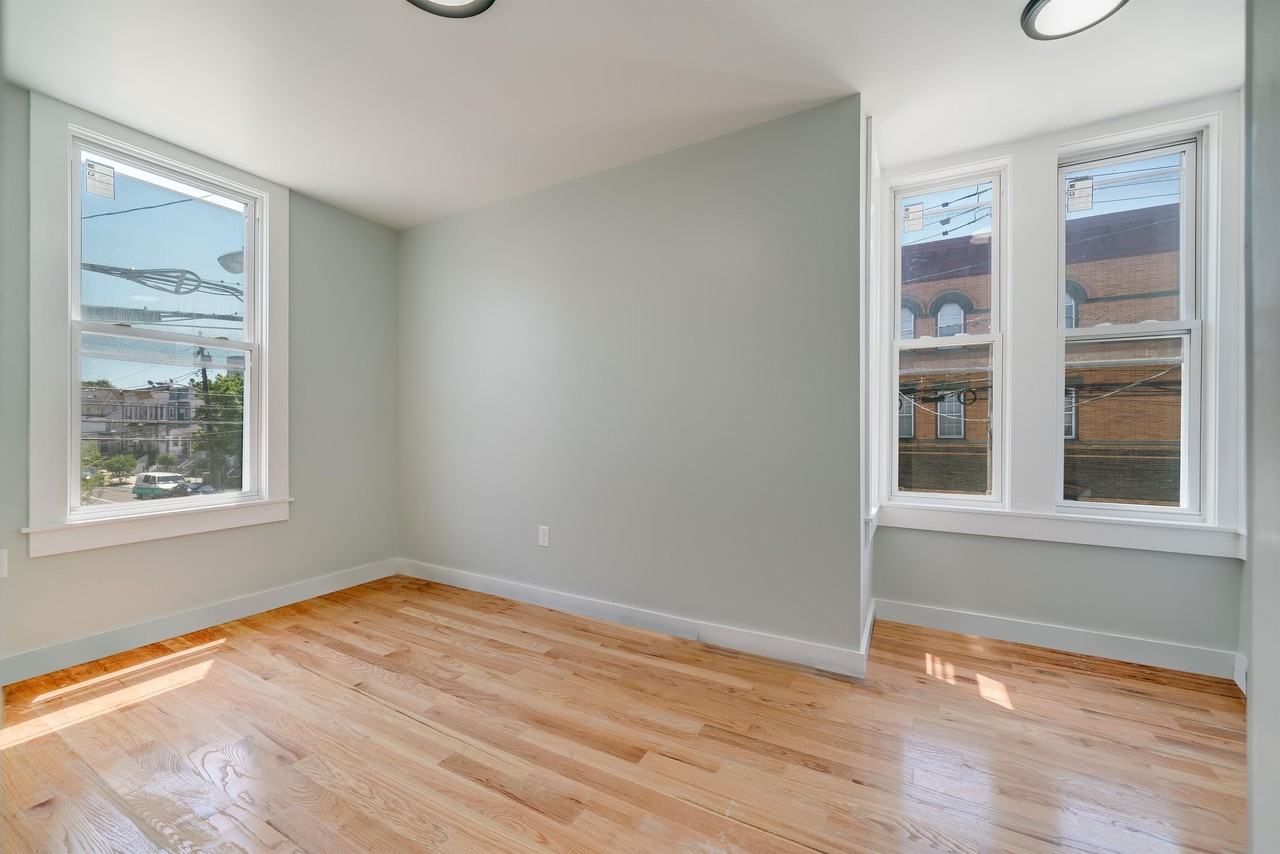 1137-1139 Summit Ave - Photo 7 of 12