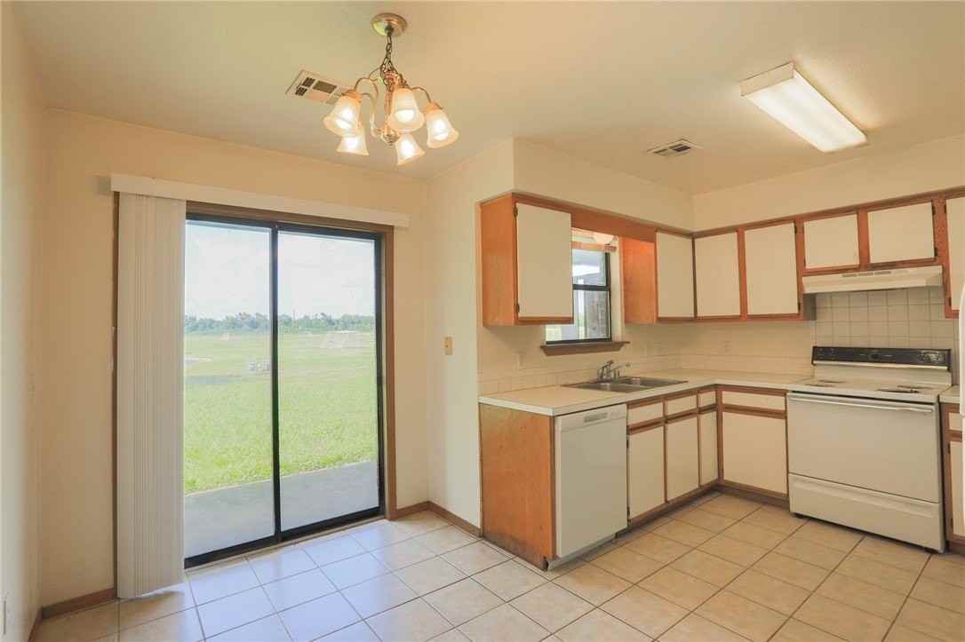 2223 W Roselawn St - Photo 4 of 16