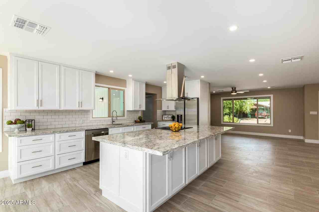 12218 N 36th Pl - Photo 6 of 26