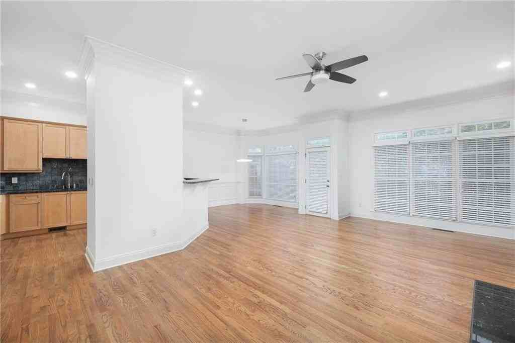 5468 Wentworth St - Photo 4 of 11