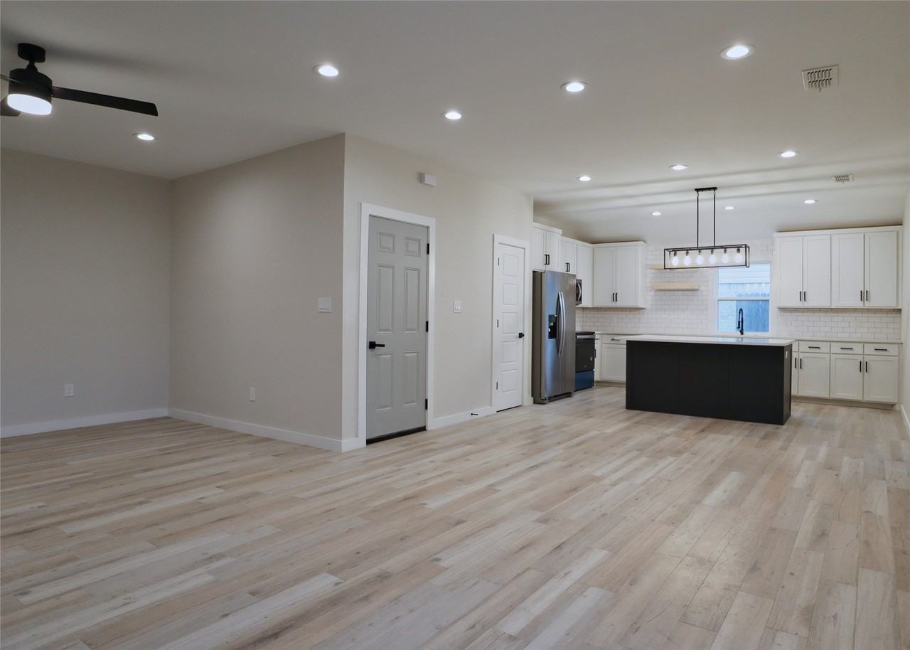 6576 Old Mill Cir - Photo 4 of 30