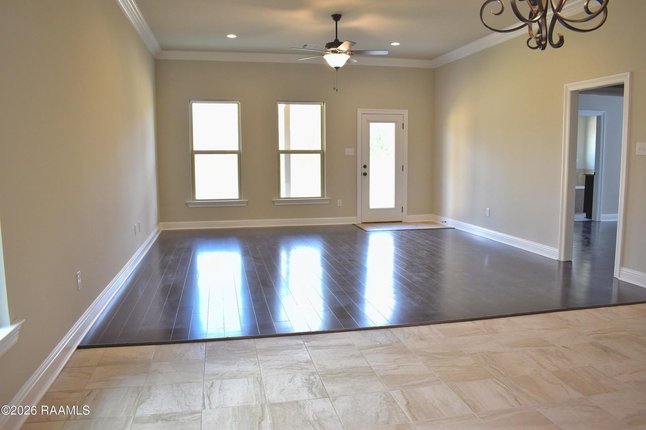 421 Berg Ct - Photo 3 of 23