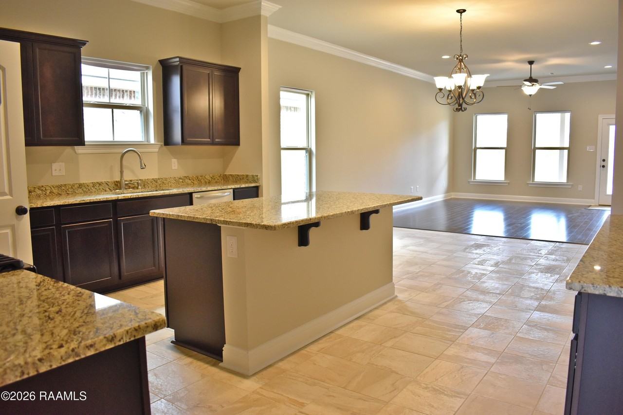 421 Berg Ct - Photo 4 of 23