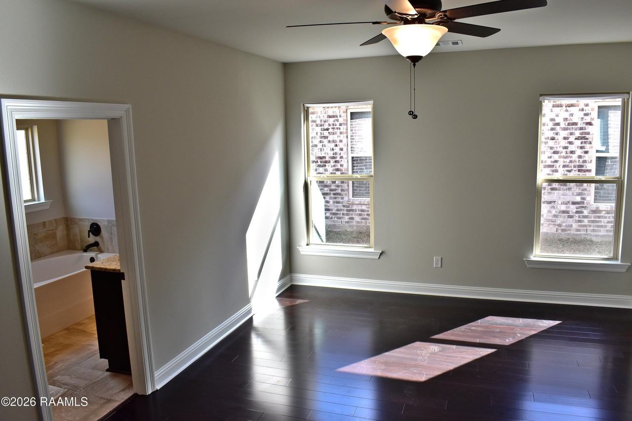 421 Berg Ct - Photo 5 of 23