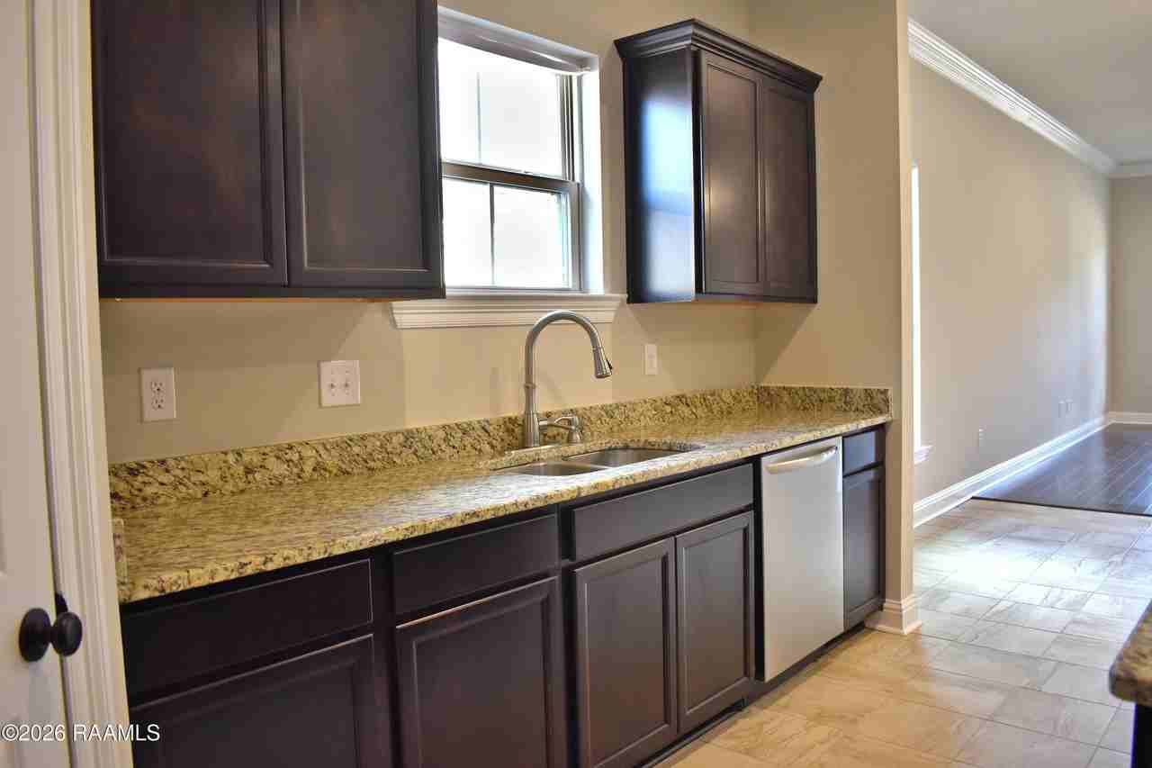 421 Berg Ct - Photo 6 of 23