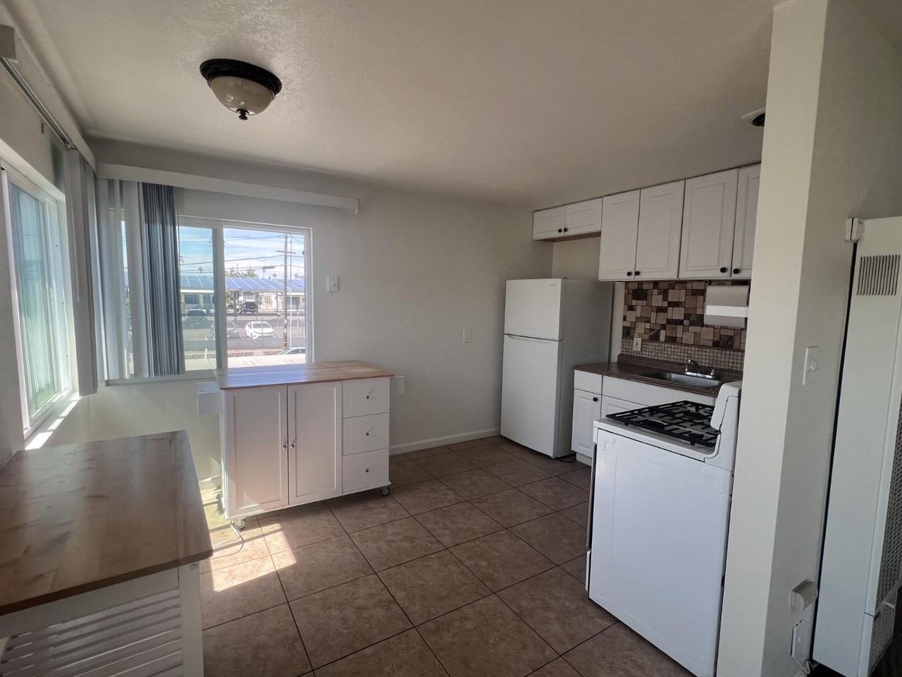 1007 Center Ave - Photo 2 of 9
