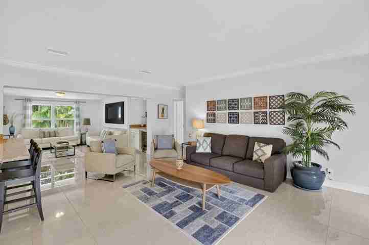 700 Northeast 70th Street - Photo 4 of 8