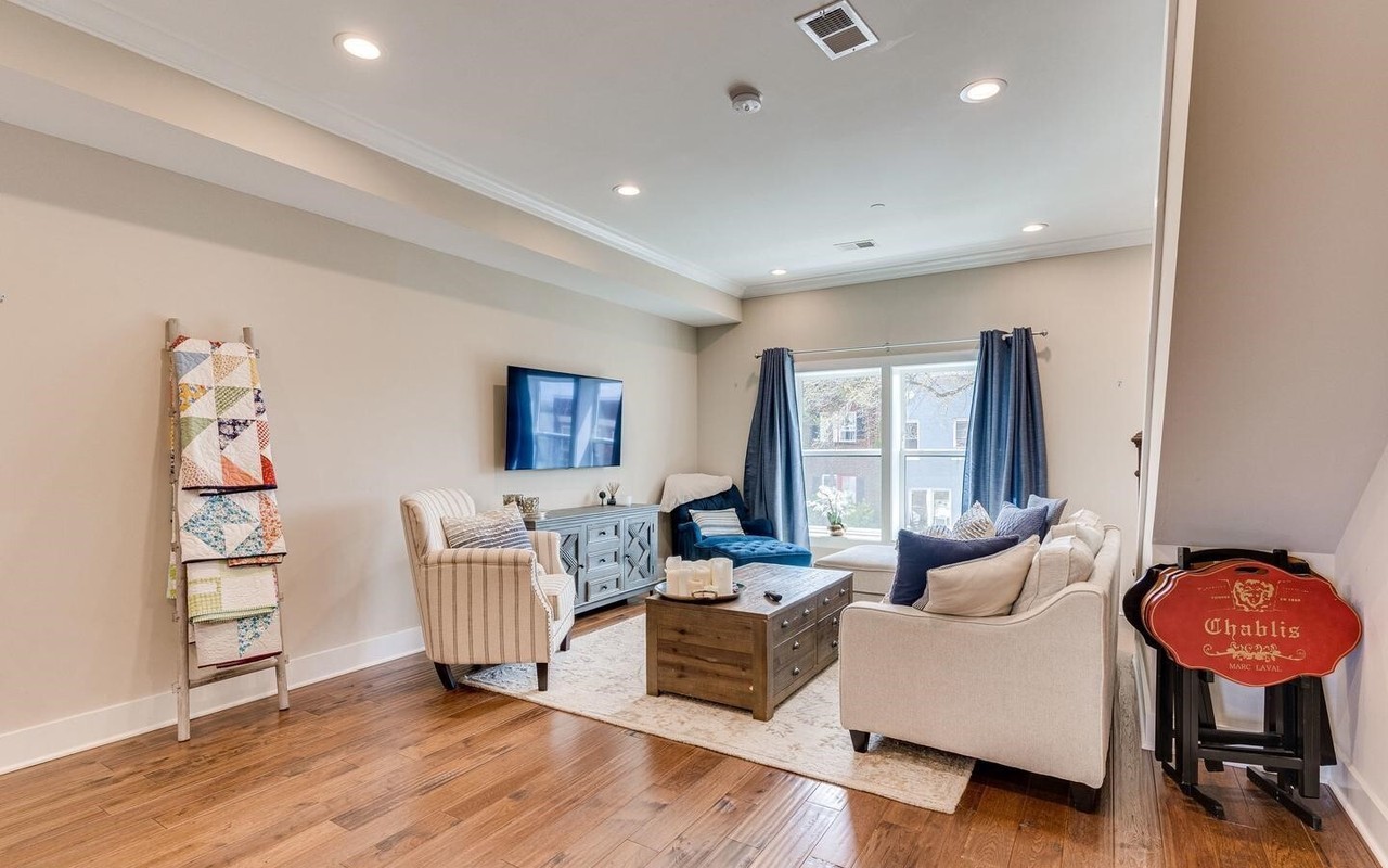 1230 Queen St Ne #4 - Photo 5 of 50