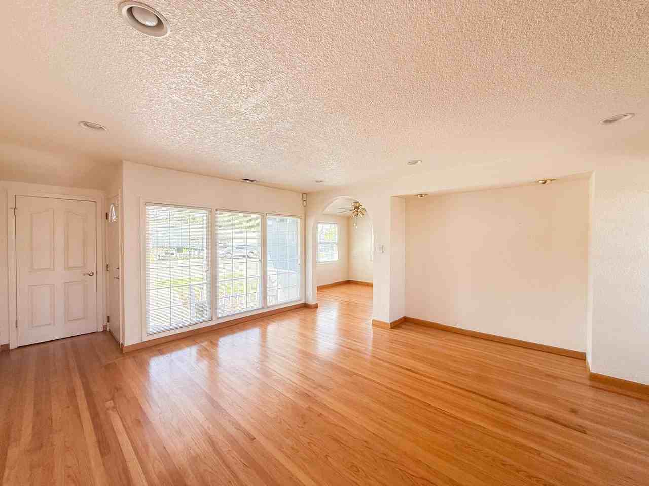 21984 Orange Ave - Photo 2 of 26