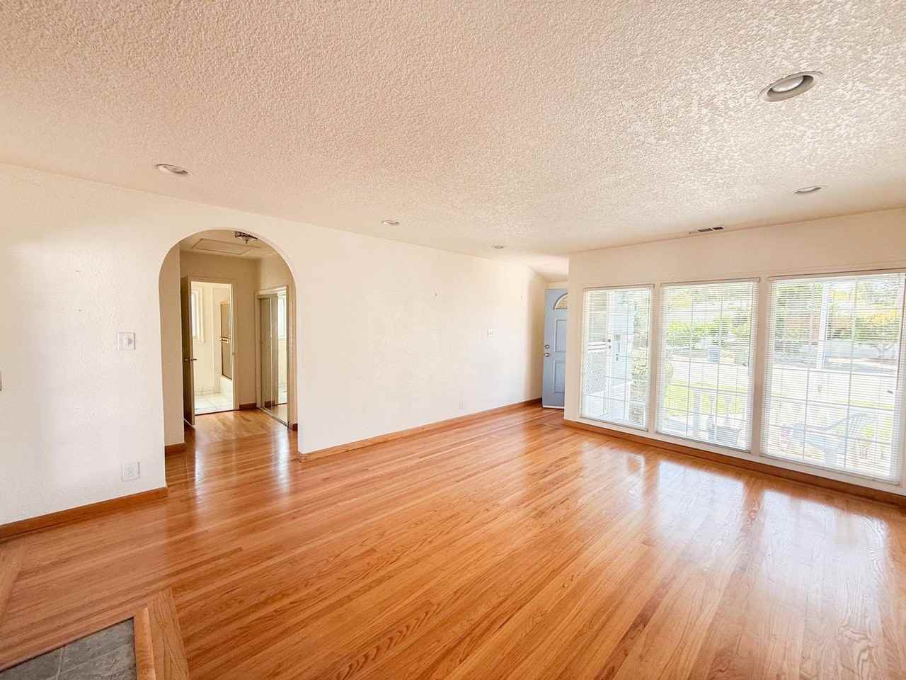 21984 Orange Ave - Photo 3 of 26