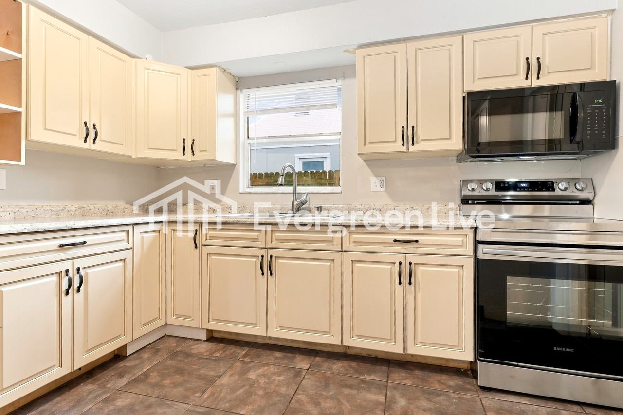 2053 Palm Way - Photo 4 of 15