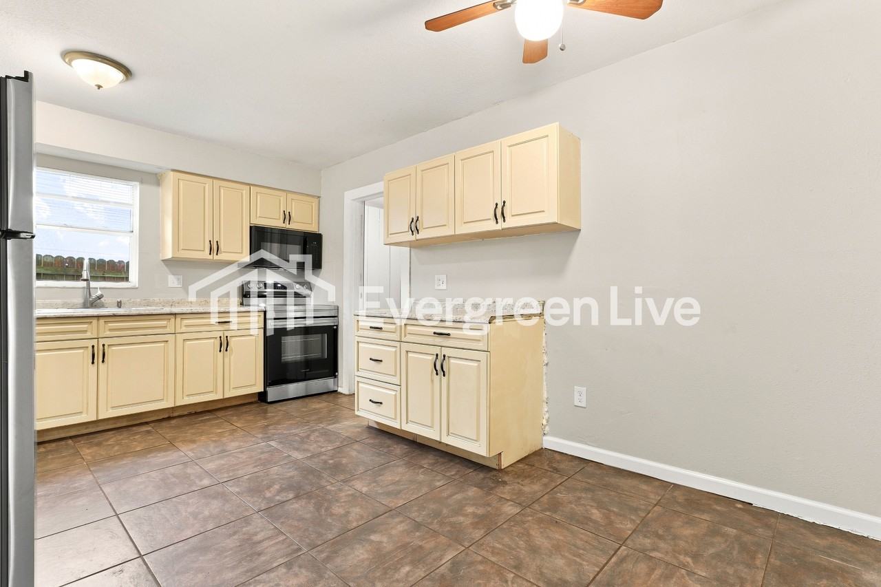 2053 Palm Way - Photo 5 of 15