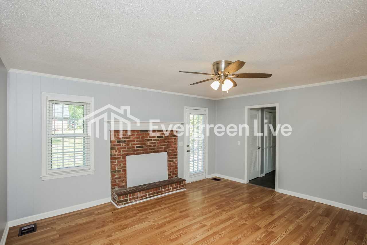 825 Chadford Rd - Photo 3 of 15