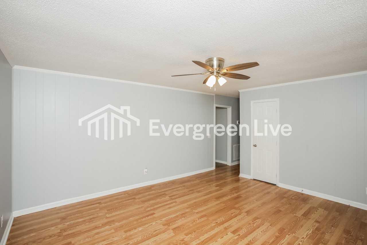 825 Chadford Rd - Photo 4 of 15