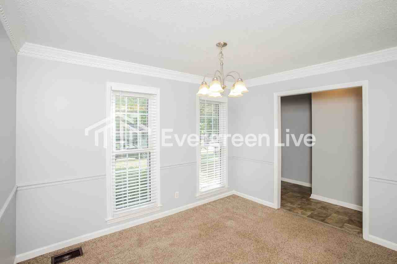 825 Chadford Rd - Photo 5 of 15