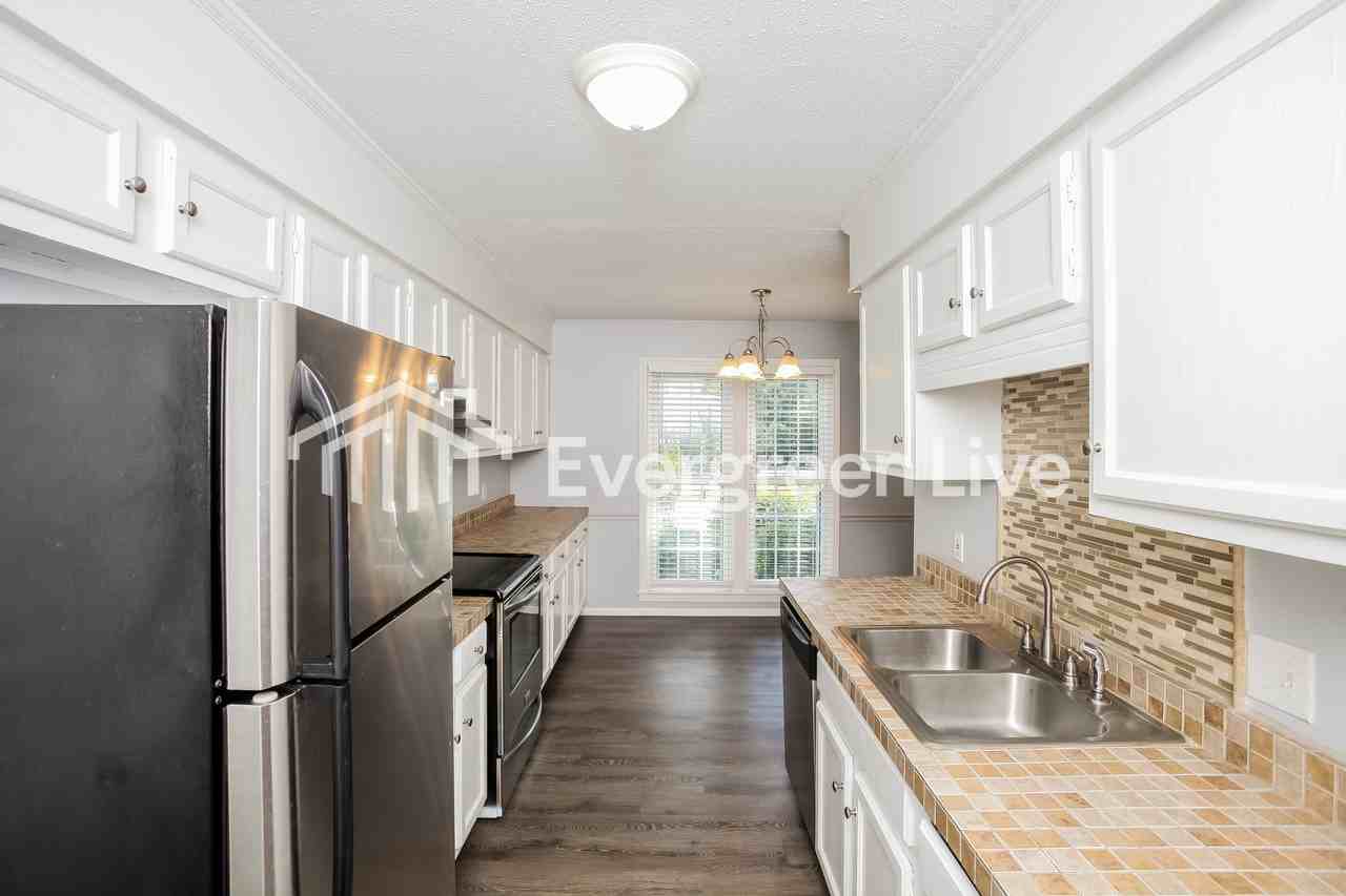 825 Chadford Rd - Photo 6 of 15