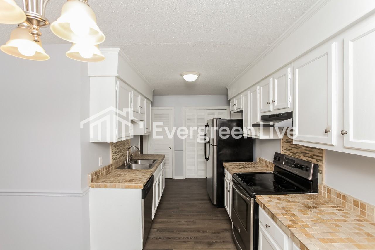 825 Chadford Rd - Photo 7 of 15