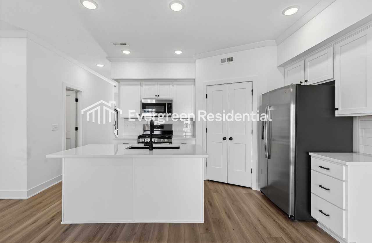 7004 Nw 82nd St - Photo 4 of 25