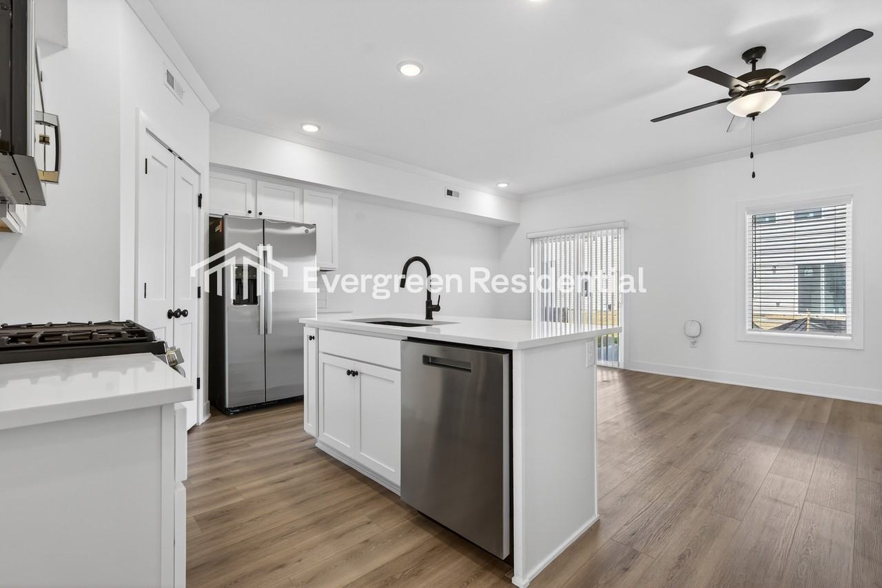7004 Nw 82nd St - Photo 6 of 25