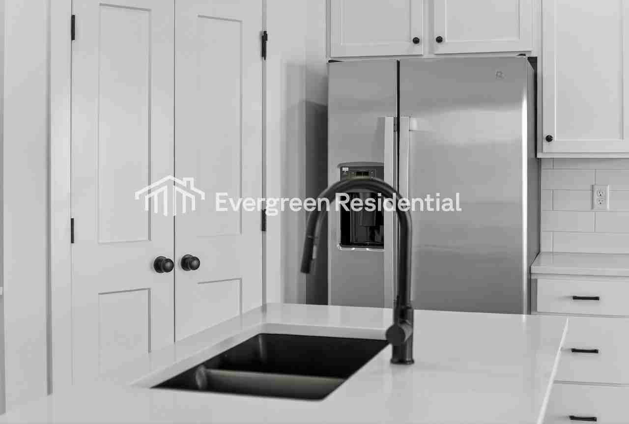 7004 Nw 82nd St - Photo 7 of 25