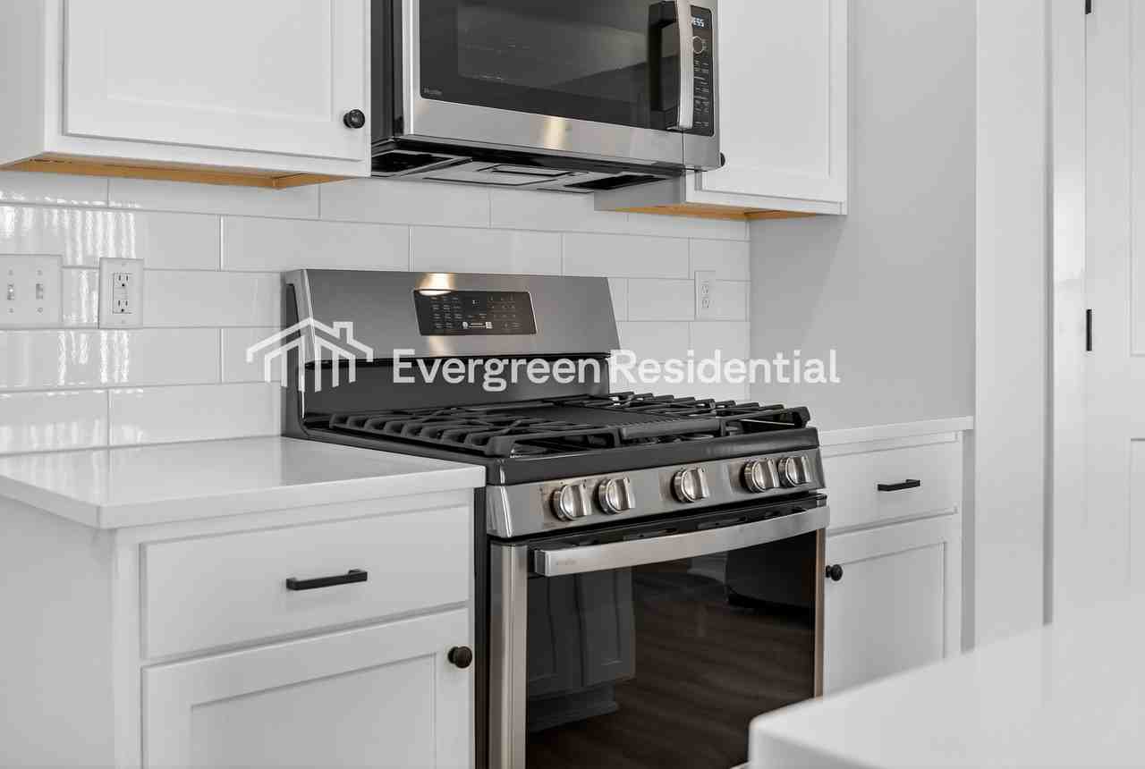 7010 Nw 81st Pl - Photo 4 of 25