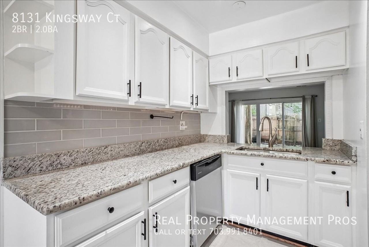 8131 Kingsway Ct - Photo 7 of 32