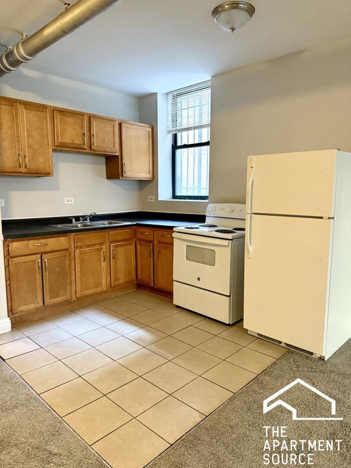 2211 E 69th St #G - Photo 3 of 8