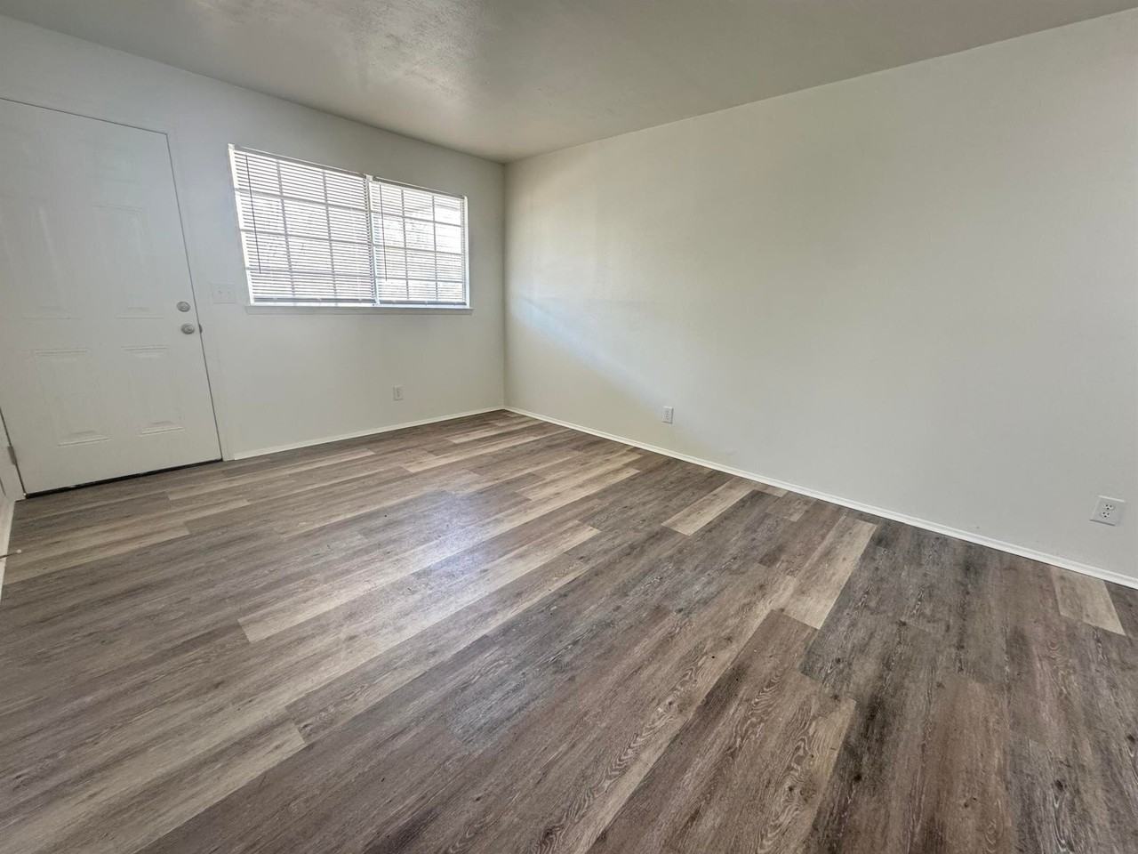 4704 Estonia St - Photo 4 of 17