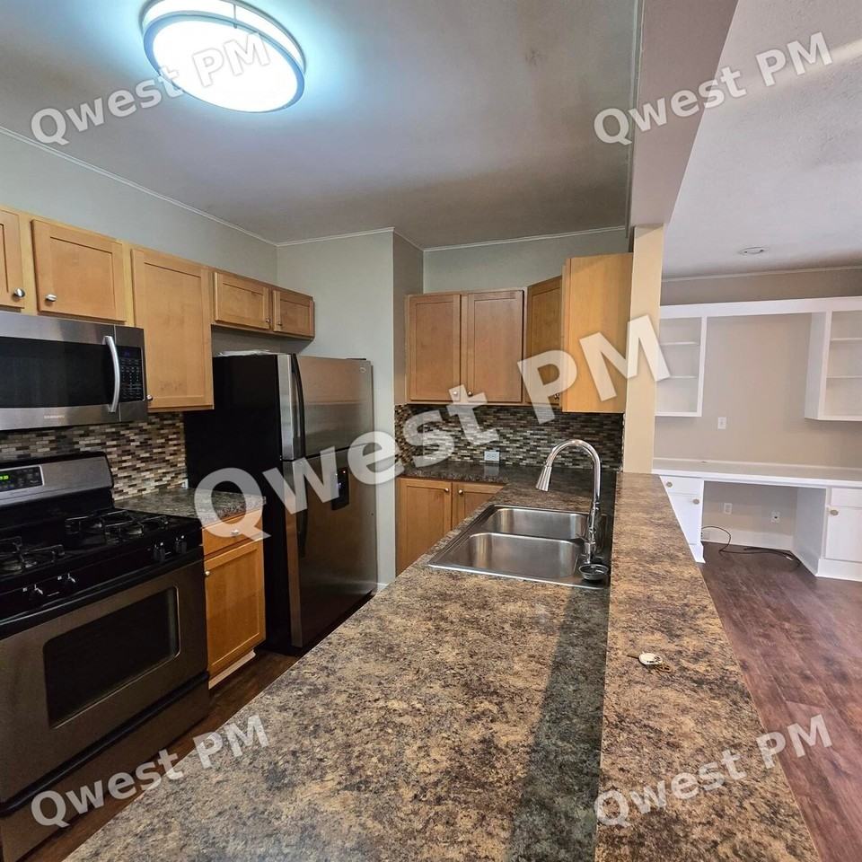 1127 Eastmont Dr Se - Photo 2 of 7