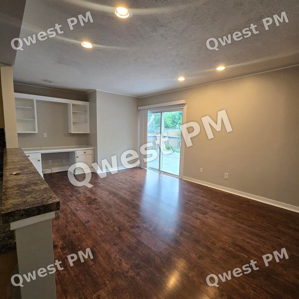 1127 Eastmont Dr Se - Photo 3 of 7