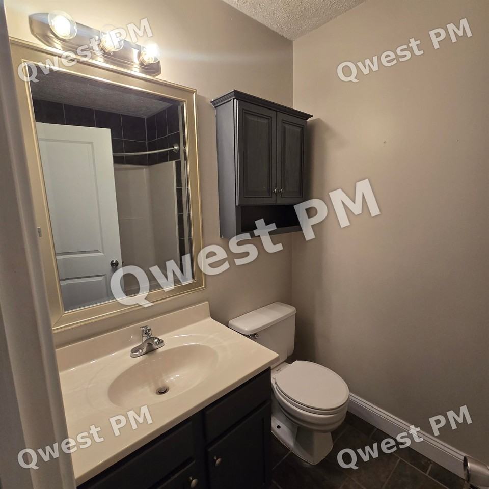 1127 Eastmont Dr Se - Photo 4 of 7
