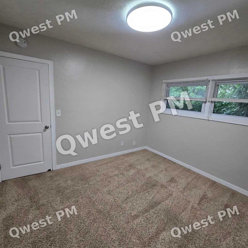 1127 Eastmont Dr Se - Photo 5 of 7