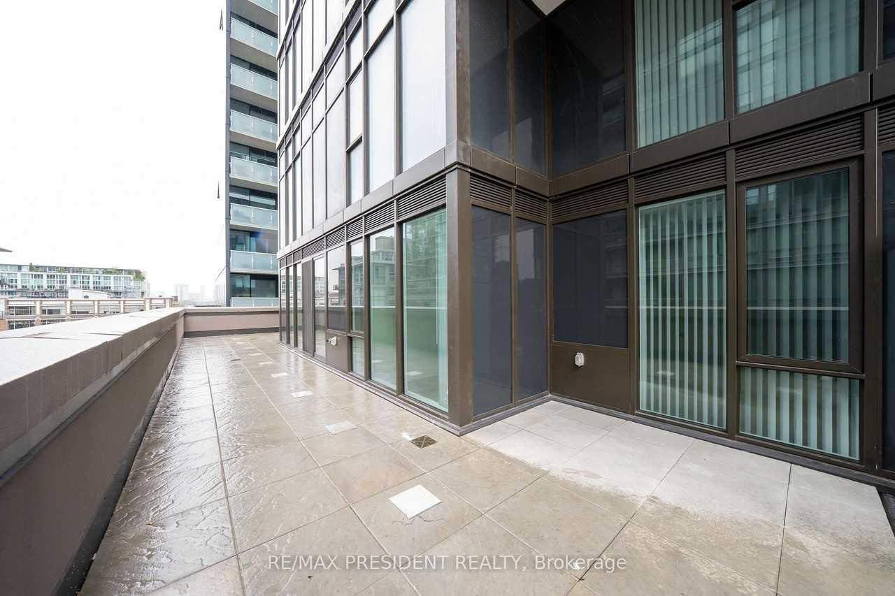 400 King Street West #822 - Photo 6 of 30