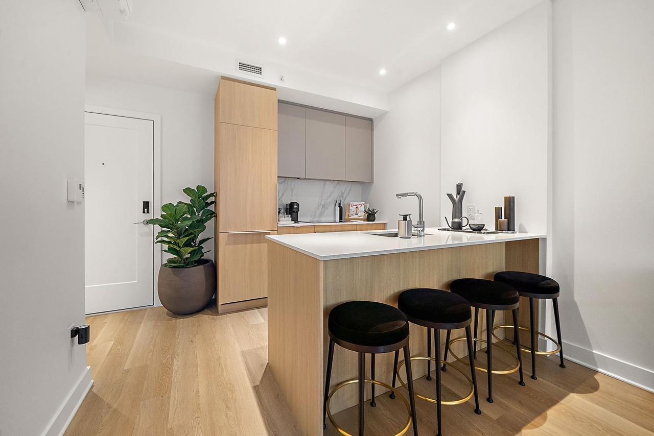950 Rue St-Antoine O - Photo 6 of 19