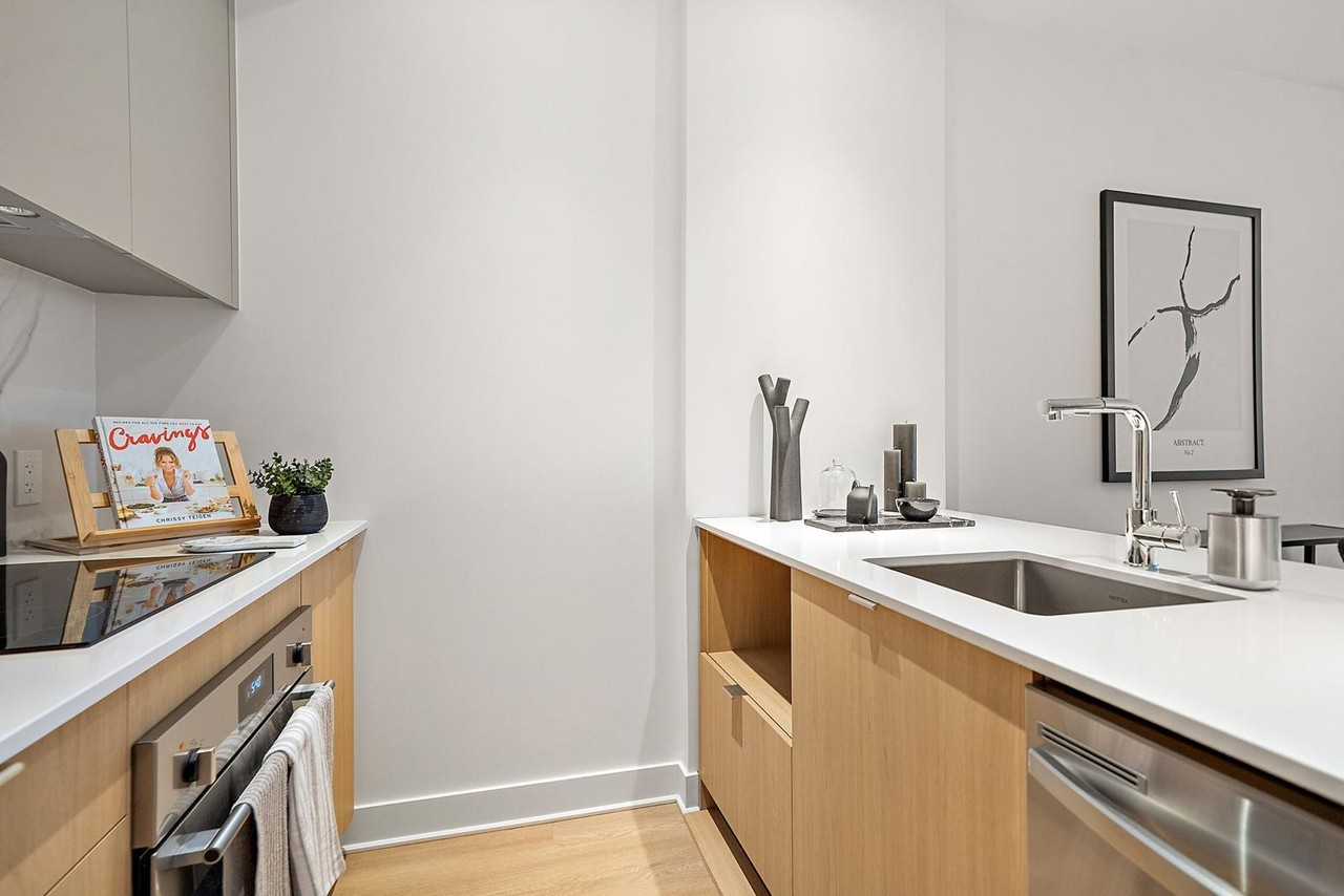 950 Rue St-Antoine O - Photo 7 of 19