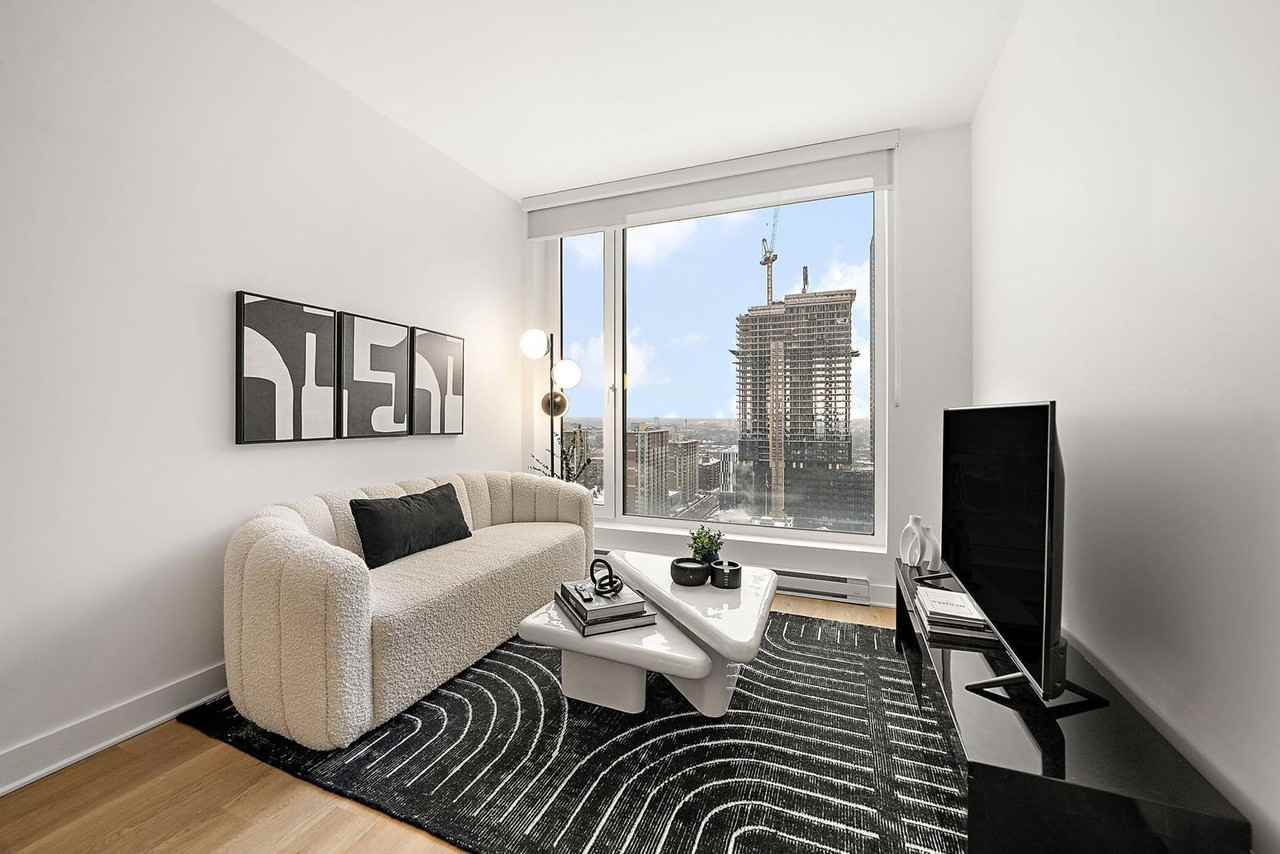 950 Rue St-Antoine O - Photo 3 of 19