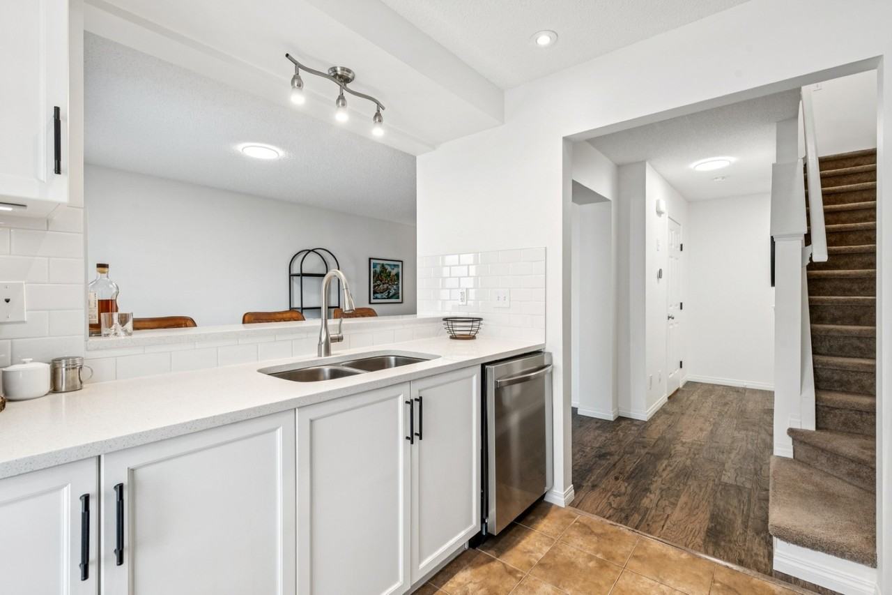 321 Windstone Gdns Sw - Photo 3 of 26