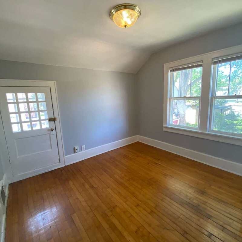 915 Stuart St - Photo 4 of 8