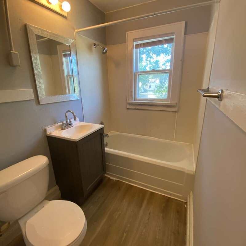 915 Stuart St - Photo 6 of 8