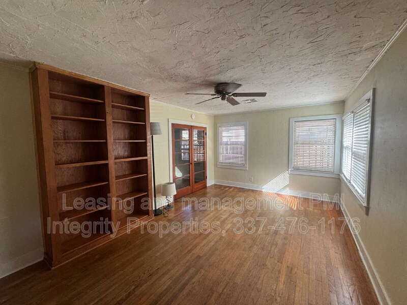 235 Henry St - Photo 4 of 19