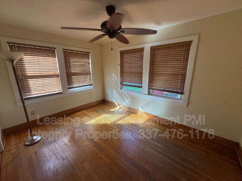 235 Henry St - Photo 5 of 19