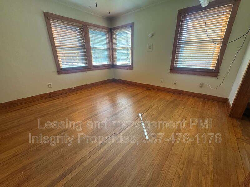 235 Henry St - Photo 7 of 19
