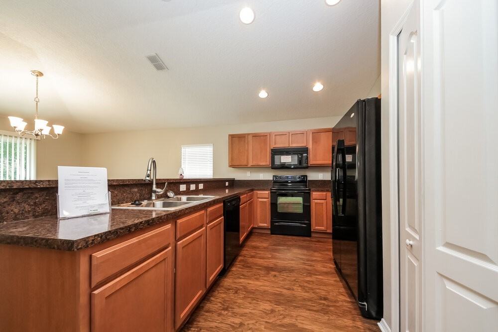 11738 Silver Hill Dr - Photo 5 of 15