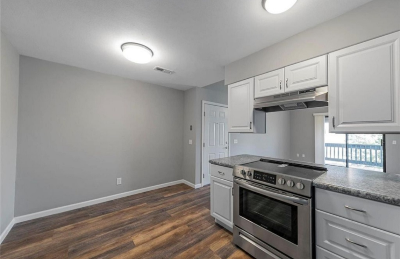 1630 Summergate Pkwy - Photo 4 of 16
