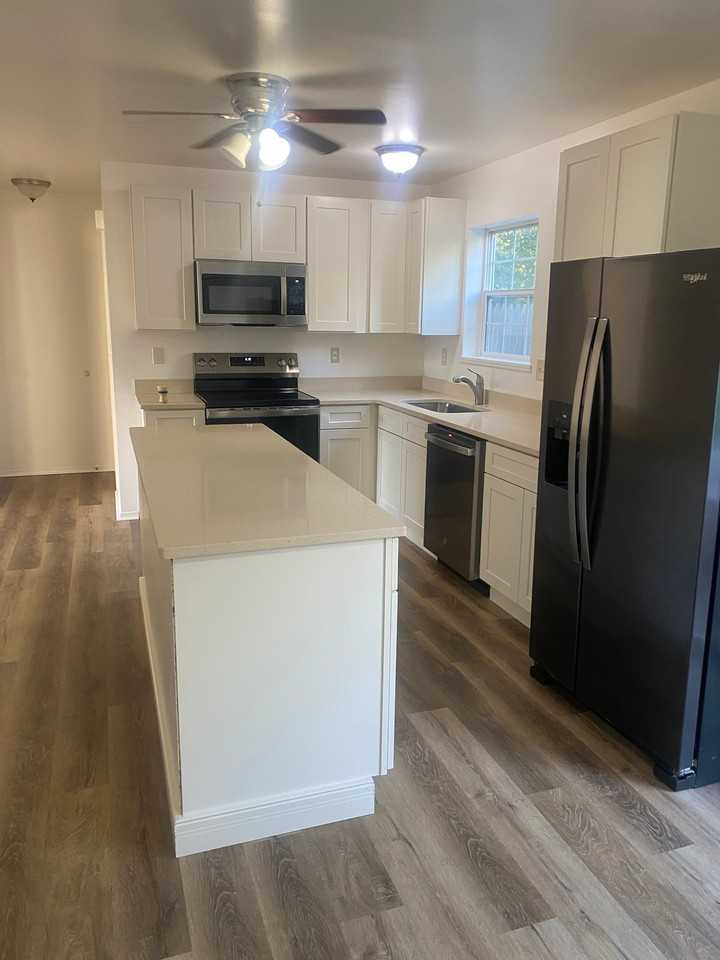 847 Mohn St #D - Photo 3 of 10