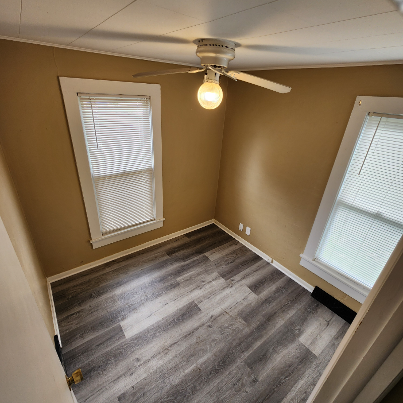1109 E 15th St - Photo 4 of 8