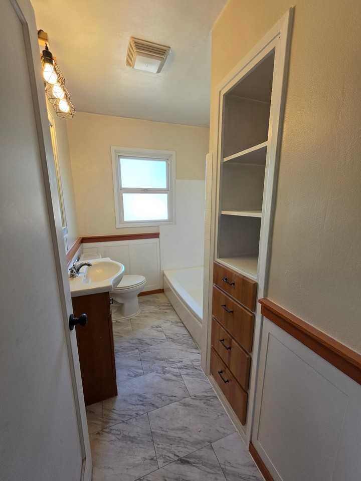 1420 Madrona Ave Se - Photo 4 of 8